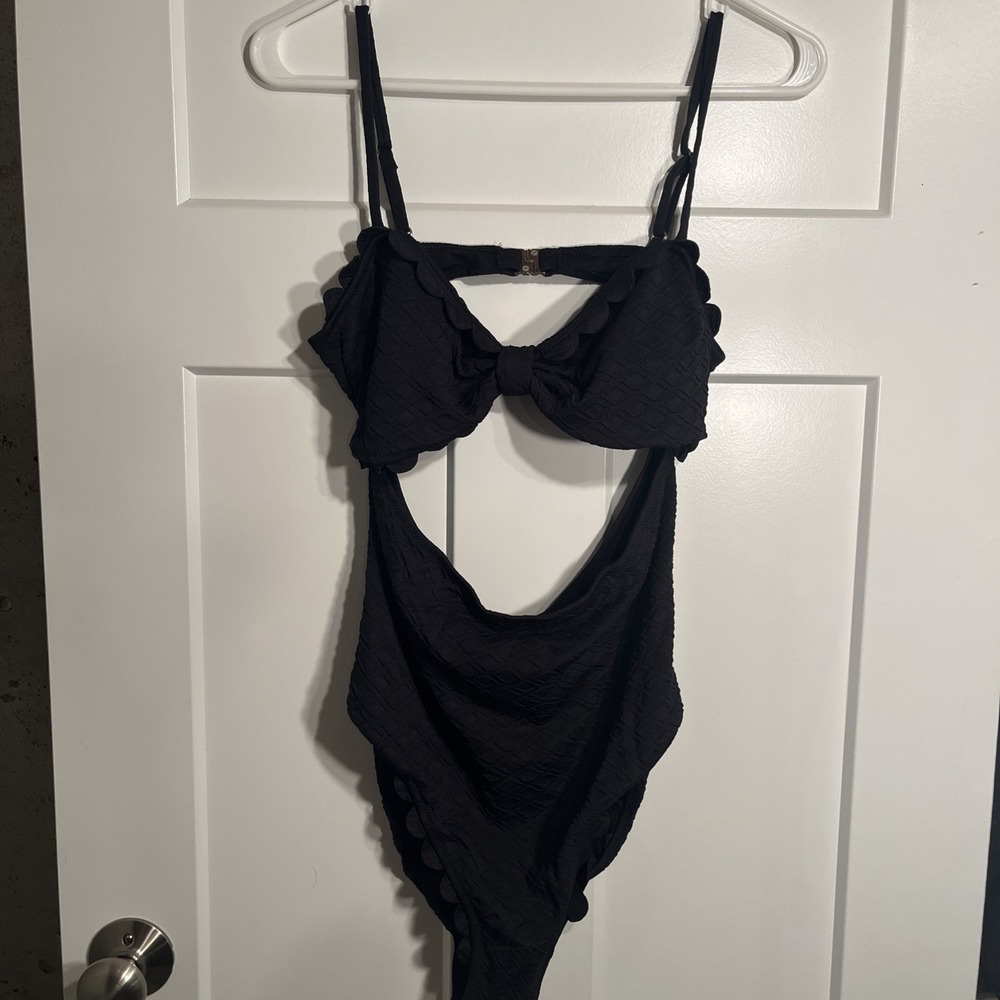 Cupshe Knotted Bust Cutout Midriff Black One Piece Swimsuit Scalloped ADG3001B L